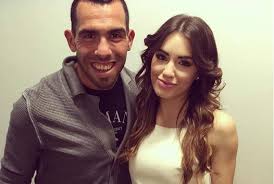 Biografía de carlos tevez y wikipedia información. Carlitos Tevez Visito A Lali Esposito Y Mariano Martinez En El Teatro La 100