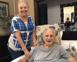 May 21, 2021 · marlon tinha um irmão gémeo, brandon, que infelizmente morreu logo após o nascimento. Aos 100 Anos Orlando Drummond O Seu Peru Posta Foto Com A Esposa Na Quarentena Verso Diario Do Nordeste