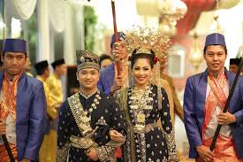 Menurut adat resam kahwin melayu, ibu bapa akan mengendalikan tugas memilih pengantin perempuan untuk anak lelaki mereka dengan teliti. Baju Adat Melayu Budayanesia