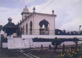 Sultan mahmud mangkat dijulang (sultan assasinated!!) πριν 12 χρόνια. Dualisme Makam Sultan Mahmud Mangkat Dijulang