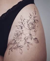 Septieme Jour Sur Instagram Des Fleurs Sur La Hanche Par Tattooing By Mars In 2020 Flower Hip Tattoos Hip Tattoos Women Flower Thigh Tattoos