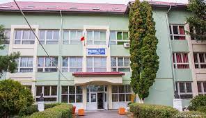 Pârtia kalinderu din buşteni este animată de copiii, care se distrează cât pot de mult în zăpadă. Structura Anului Scolar 2021 2022 Se ModificÄƒ VacanÅ£a Dintre Semestre Se ComaseazÄƒ Cu Cea De CrÄƒciun