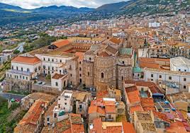 Sulla fiat c'erano due ragazzi, sull'alfa una. Monreale Wikipedia