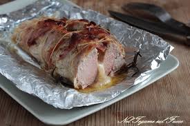 1 filetto di maiale (600 gr) 1 confezione di pasta sfoglia salvia q.b. Filetto Di Maiale Al Forno Morbido Farcito Con Formaggio E Pancetta