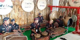 Hampir semua pemuda maupun anak anak dapat bermain ganda. Contoh Musik Ansambel Tradisional Di Indonesia