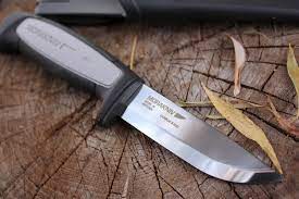 Morakniv has switched up the handle on the robust knife, giving it a larger geometry with a noticeably more protective finger guard to optimize safety. Mora Knives Pro Robust Bushcraft Canada