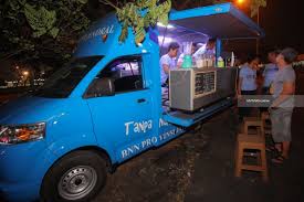 Tren truk penjual makanan atau yang dikenal sebagai food tren truk makanan atau food truck sudah ada sejak ratusan tahun lalu, tepatnya ketika abad 17. Food Truck