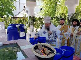 Câteva mii de pelerini din prahova, bucureşti şi judeţele învecinate ajung în fiecare an, în vinerea luminată, la mănăstirea ghighiu cu hramul „izvorul tămăduirii, aflată la 5 km de ploieşti. SÄƒrbÄƒtoare La Ghighiu MÄƒnÄƒstirea Unde Se AflÄƒ Icoana Maicii Domnului Siriaca È™i Un Izvor VindecÄƒtor Basilica Ro