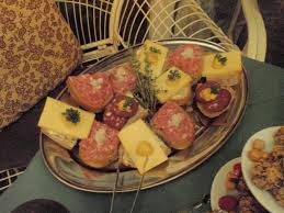 Richtig rustikal wird es, wenn ihr den halven hahn (kein echter halber hahn) oder flönz (blutwurst) mit röggelchen (roggenbrötchen) auftischt. Gastroguide Koln