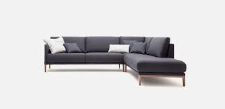 In unserem sofa konfigurator bieten wir dir die möglichkeit, das textil, die farbe und die möbelbeine deines möbels individuell zu wählen. Cara