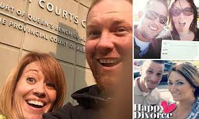 Divorce selfies are growing in popularity as couple poses outside a Calgary  court