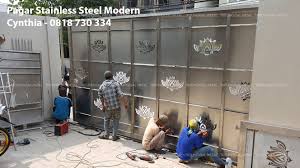 Pengguna pagar stainless steel saat ini sangat banyak desain pembuatan pagar ini juga sangat banyak. Pagar Stainless Steel Modern Tritunggal Metal Laser Cutting