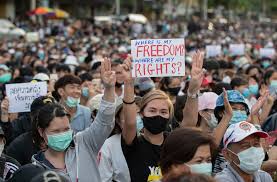 Di bangkok, anda bisa menyelusuri jalan khaosan dan thonglor, dan anda akan mengalami semarak kehidupan malam yang mungkin tak akan anda temukan di belahan dunia lainnya. Mahasiswa Dan Revolusi Thailand Terulangnya Sejarah