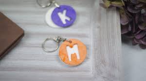 Wenn du unsere druckdatei nutzt, dann lade sie dir im shop herunter und schneide die einzelnen figuren aus. Schlusselanhanger Selber Machen Aus Fimo Super Einfach