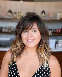 28 Flattering Medium Hairstyles For Round Faces In 2021