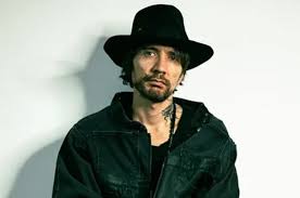 1 сентября александр цой — музыкант, сын виктора цоя — опубликовал в своих соцсетях сообщение, что вместе с робертом цоем (отцом виктора цоя) обратился в правительство. Aleksandr Coj Menya Dostali Voprosom Ty Pravda Syn Coya Persona Kultura Argumenty I Fakty