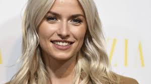 Lightweight fabrics such as linen, drapy cotton and structured viscose. Lena Gercke Uber Freizugige Fotos Ich Fand Das Eigentlich Unangenehm