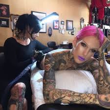Jeffree star cosmetics brasil é a loja virtual oficial dos produtos de maquiagem, como batom em bala, batom líquido, iluminador, sombra e muito mais da jeffree star cosmetics. Jeffree Star Vs Too Faced In Difesa Di Nikkie Tutorials E Di Nuovo Guerra A Suon Di Tweet