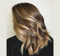 While cooler blonde shades can sometimes wash you out, adding a touch of warmth to your colour can create softer and become a little honey bee with chocolate roots and blonde ends. 29 Brown Hair With Blonde Highlights Looks And Ideas Southern Living