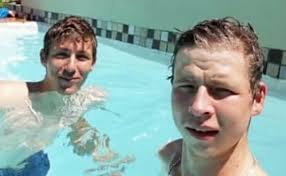 Jong man red vriend se lewe, sterf self