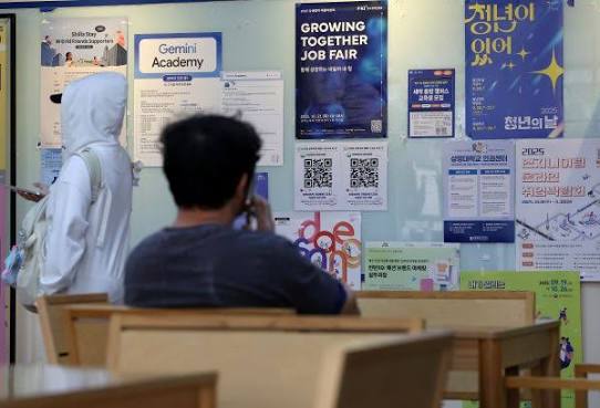 More Young Koreans Remain Jobless a Year After Graduation, Government Data Show | Be Korea-savvy