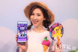 Line friends推出5款2021澎湖花火節限定商品，包含人氣角色大集合的黑色款「brown & friends澎湖花火節限定短t」、白色款「brown & friends澎湖花火節限定口袋短t」，搭配經典熊大、兔兔及愛德華爬上澎湖名產仙人掌冰，是花火節最應景的穿搭，售價皆為650元；「brown &. Line èŠ±ç«