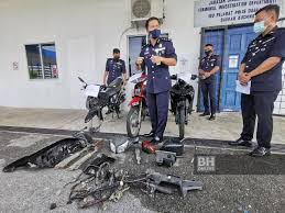 Kes mencuri motosikal di malaysia ini boleh dikatakan sentiasa menjadi isu hangat tidak kira lokasi. Tahanan Poca Ketuai Sindiket Curi Motosikal