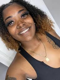 Looking for recommendations for someone to do highlights in natural curly  hair 👩‍🦱