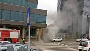 Transportul public include stații de autobuz langă clădire și în cadrul pieței aurel vlaicu. Foto MaÈinÄ In FlÄcÄri La Centrul De Afaceri Din Sibiu Ora De Sibiu