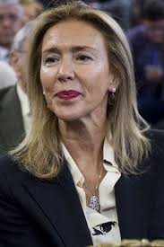 La duquesa de Suárez luce anillo de compromiso en el homenaje a su abuelo,  a un mes de su boda