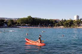 Model which utilizes split snares. Strand Bacvice In Split Strandfuhrer Von Porta Croatia