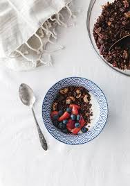 Ce Matin Je Recevais Des Amis Pour Le Brunch Et J Ai Fait Entre Autres Des Granolas Maison Au Chocolat Que Tout Le Monde In 2020 Nut Granola Granola Granola Recipes