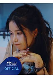 솔라의 새로운 싱글 'Floating Free' MV 감상하기