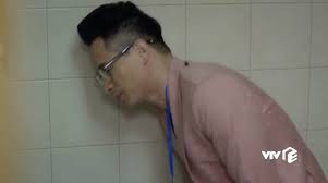 Khi đến nhà kiên, châu vô tình thấy cảnh kiên mở cửa taxi cho minh (thu trang). 1dnyobccgtk Im