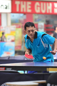 Bola tenis meja berdiameter 40 mm berat 2,7 gram.3 biasanya berwarana putih atau orange dan terbuat dari bahan selluloid yang ringan. Materi Tenis Meja Mardiyanto