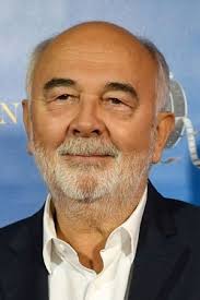 Quand rien de moins qu'un miracle ne peut réunir une famille qui se détériore, une escapade de noël prépare le terrain pour qu'un miracle se produise. Gerard Jugnot Top Must Watch Movies Of All Time Online Streaming