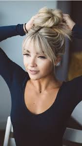 Le chignon bas le plus facile se fait à l'aide d'un élastique mais si vous avez des cheveux très longs. Comment Faire Coiffure Chignon Facile Rapide