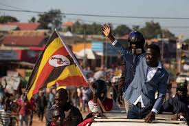 Bobi wine, dont le mouvement politique s'appelle people power (« pouvoir du peuple ») est devenu une icône de la jeunesse urbaine, mais pas seulement. Vtpjcb1eedmarm