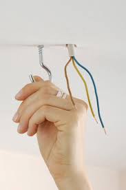 Zum schluss schalten sie die sicherung wieder ein. So Kannst Du Deine Deckenleuchte Selbst Anbringen Diy Academy