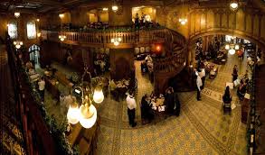 Caru' cu bere este una dintre cele mai vechi berării ale bucureştiului şi a fost deschisă pentru prima dată în 1879, pe calea victorie şi în vechiul han. Caru Cu Bere 1024 600 The Romania Journal