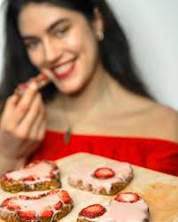 Happy V-day! ❤️ V stands for vegan right? Or @vivolife 😍😆 Show yourself  some love with some healthy treats😋stay balanced and LOVE your body!🥰  Healthy, high protein Strawberry and Caramel LOVE cookies