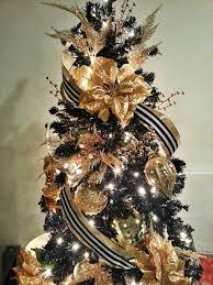 Every year, i like to choose a different color theme for my christmas decorations, like the blue and white christmas decor i had last year and the kate spade inspired tree from the year before. Black And Gold Christmas Tree Decoration Gold Christmas Decorations Christmas Tree Themes Black Christmas Tree Decorations