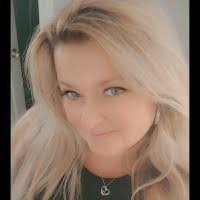 Amy Linton's Instagram, Twitter & Facebook