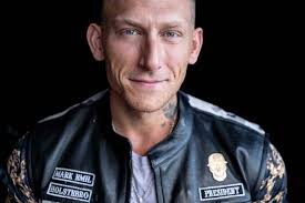 Da Mark kom hjem, havde tyvene gennemrodet og tømt huset: De havde selv  skilt toilettet ad