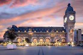 Tickets can be purchased at any rer or metro station. La Gare De Lyon Bild Von Pink Hotel Paris Tripadvisor