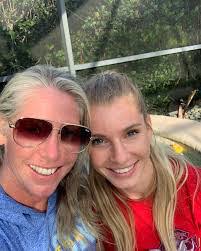 Shelby Briscoe's Instagram, Twitter & Facebook