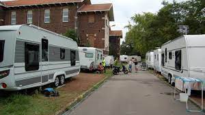 Cependant, les gens du voyage qui sont nés en france se considèrent comme des citoyens français de plein droit et s'opposent à la décision du gouvernement limitant leur droit à la libre circulation. Metropole Lilloise Pour Les Gens Du Voyage Vivre En Communaute Mais Differemment