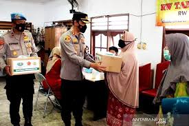 Sebelumnya, polisi telah menangkap pria berinisial vl (25), tersangka yang diduga menggelapkan dana gaji karyawan. Warga Kena Covid 19 Polres Pel Tanjung Priok Terapkan Kampung Tangguh Antara News