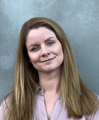 Jeg var ude at træne med ham, og så fløj han væk, fortæller Ivi Platou, der  beder om hjælp til at finde sin papegøje. Se en video af Snoop i artiklen.