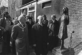Otto and the other people in hiding were arrested. Otto Frank Wikiwand